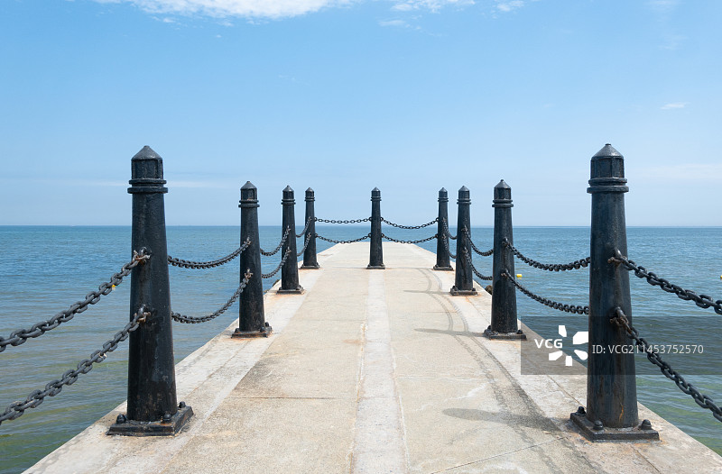 海边防波长堤图片素材