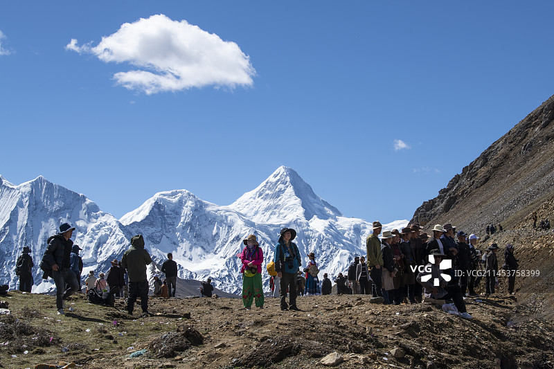 四川甘孜康定海棠节藏民齐聚雅哈垭口朝拜崇拜贡嘎神山图片素材