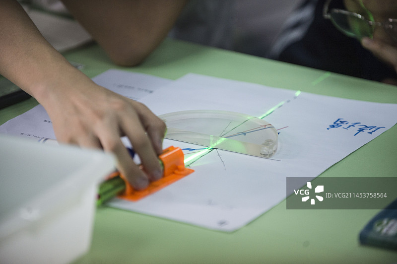 初中物理光的折射学生课堂分组实验图片素材