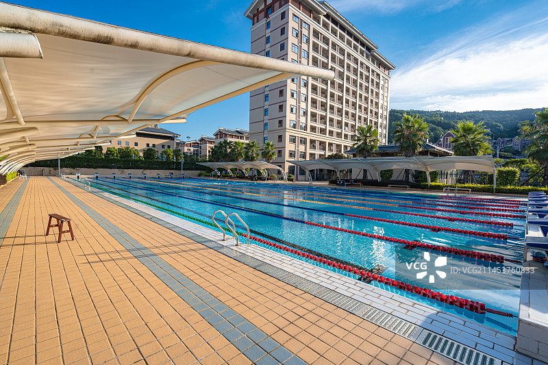 体育运动学校里的露天游泳池，福建龙岩图片素材
