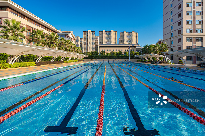 体育运动学校里的露天游泳池，福建龙岩图片素材
