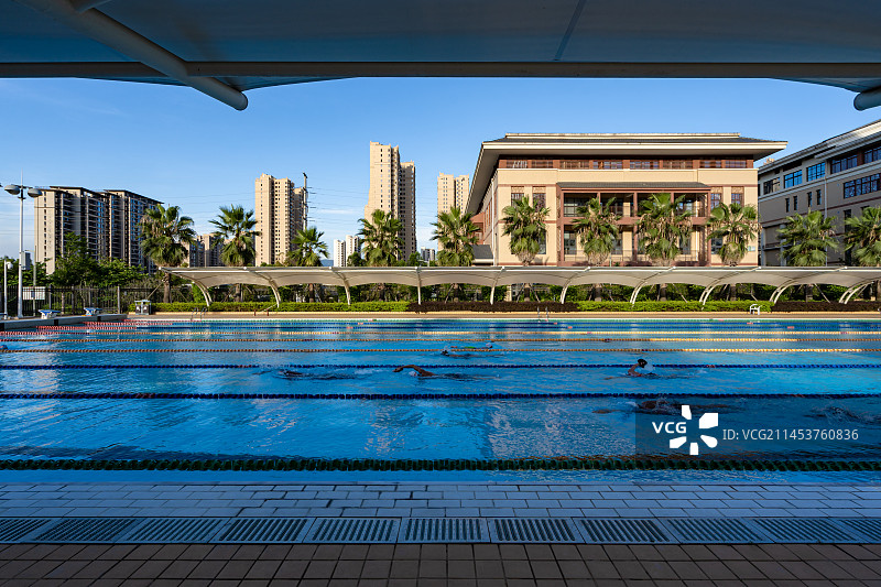 体育运动学校里的露天游泳池，福建龙岩图片素材