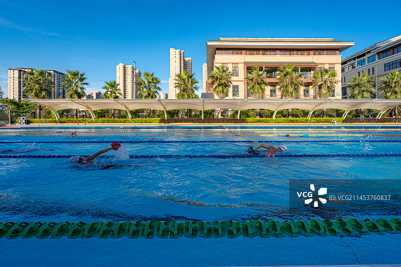 体育运动学校里的露天游泳池，福建龙岩图片素材