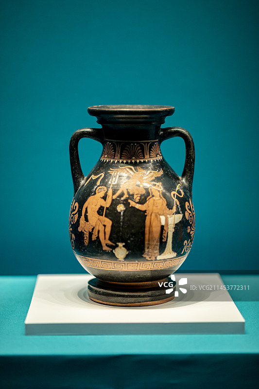 意大利塔兰托国家考古博物馆普利亚式红绘双耳酒瓶图片素材
