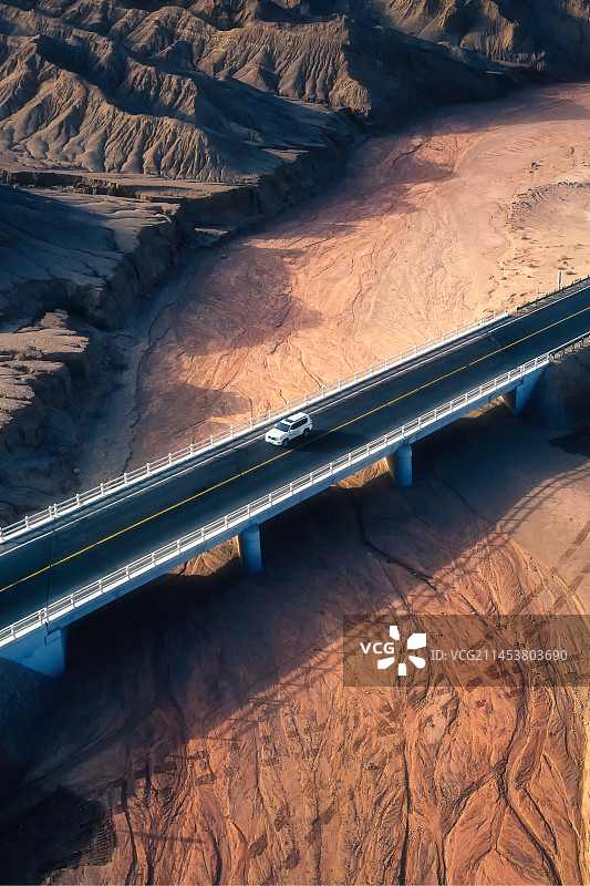 青海戈壁滩公路上的汽车图片素材