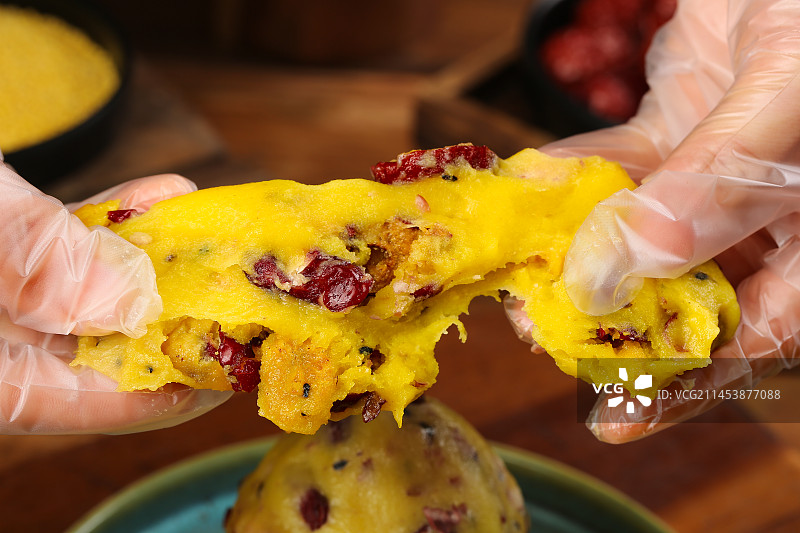 木底上的大黄米窝窝头图片素材