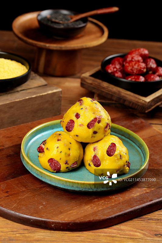 木底上的大黄米窝窝头图片素材