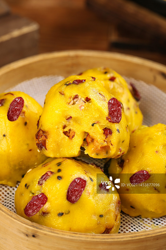 木底上的大黄米窝窝头图片素材