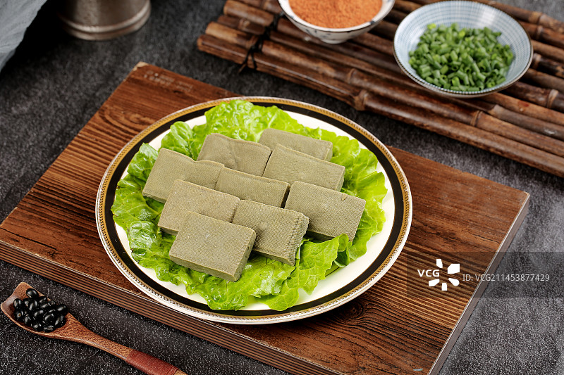 深底上的黑包浆豆腐图片素材