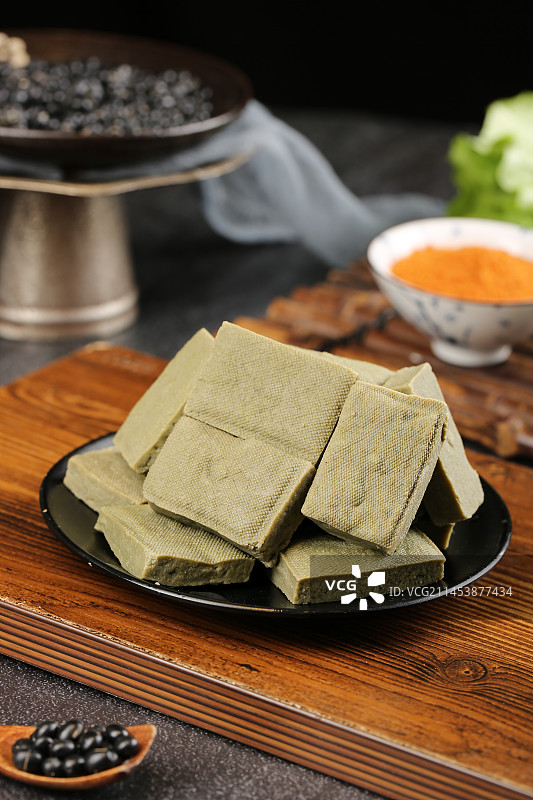 深底上的黑包浆豆腐图片素材