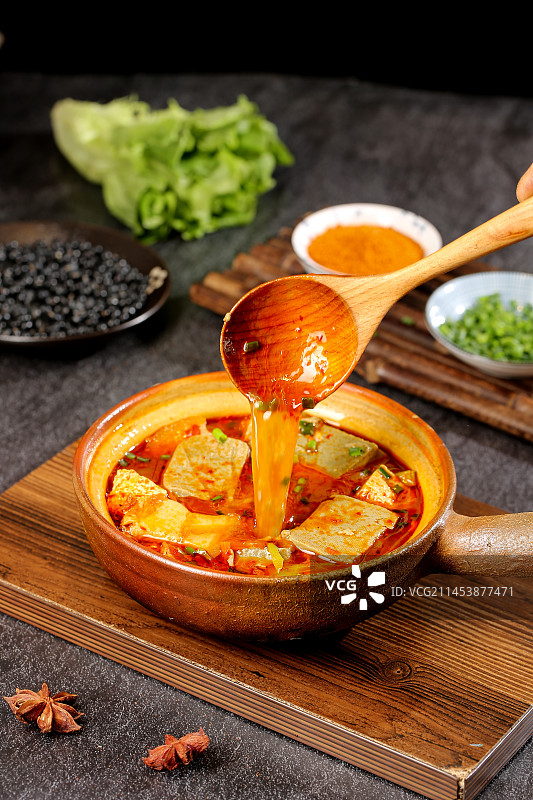 深底上的黑包浆豆腐图片素材