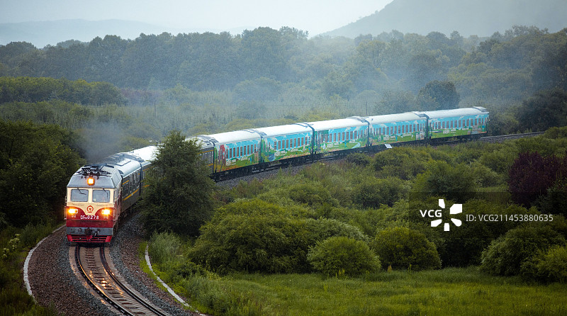 雨雾中穿越森林的列车图片素材