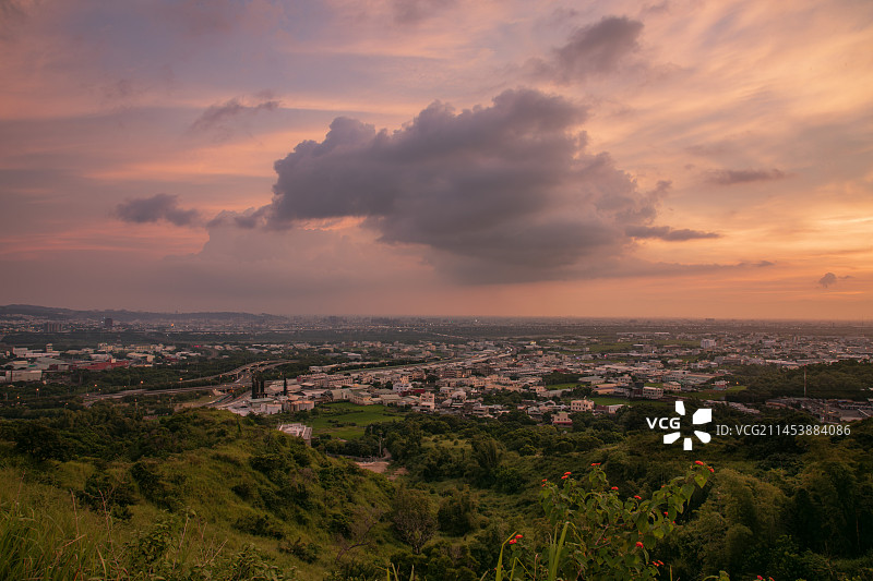 夕阳下的城市天际线图片素材