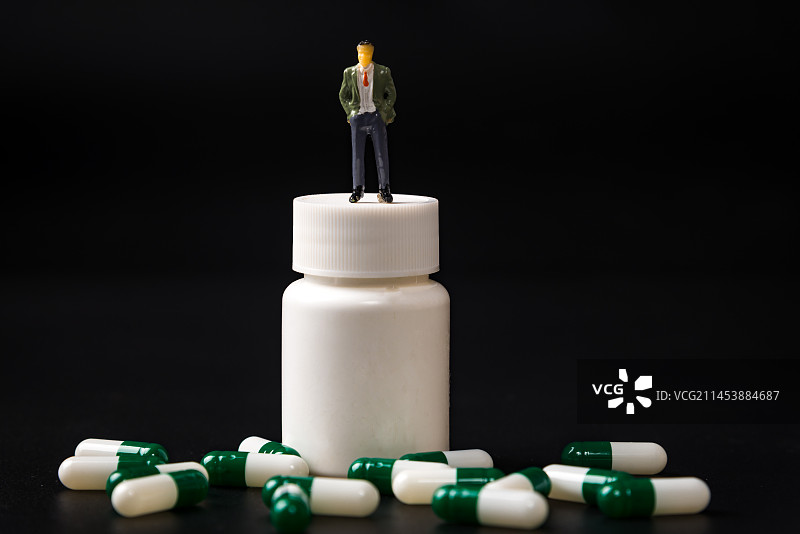药瓶和人偶：医保 医药反腐 医疗反腐 医疗 医药图片素材
