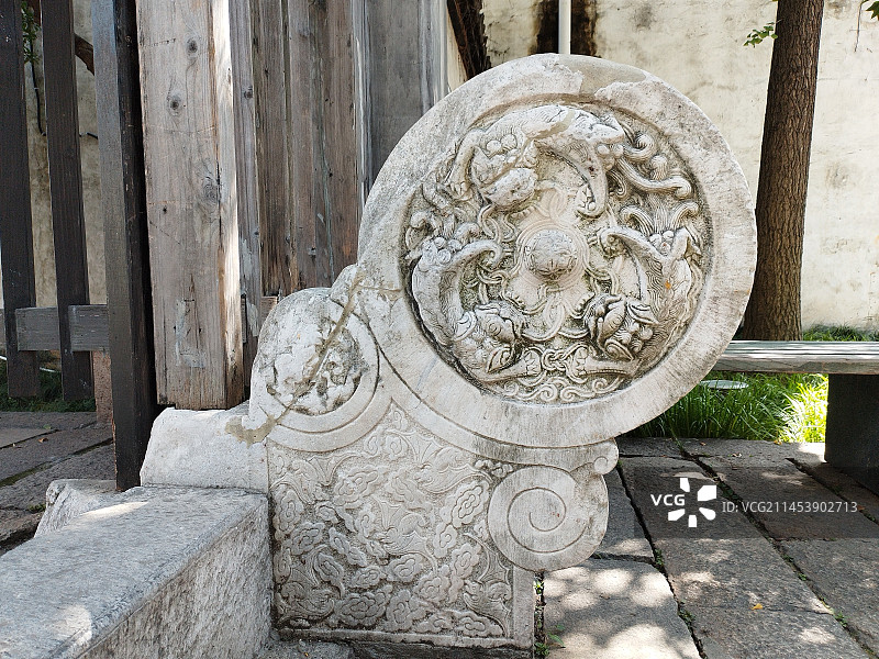 无锡传统民居门前的门当石雕刻图片素材