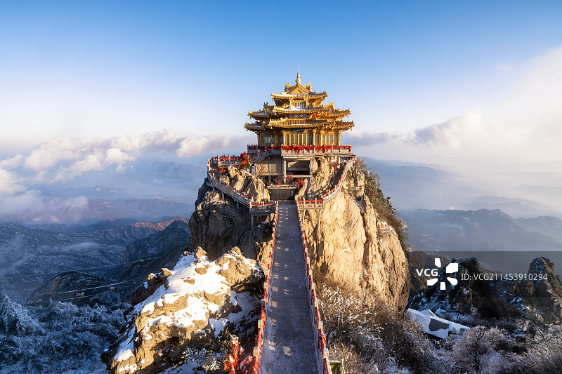雪后的洛阳老君山金殿风光图片素材