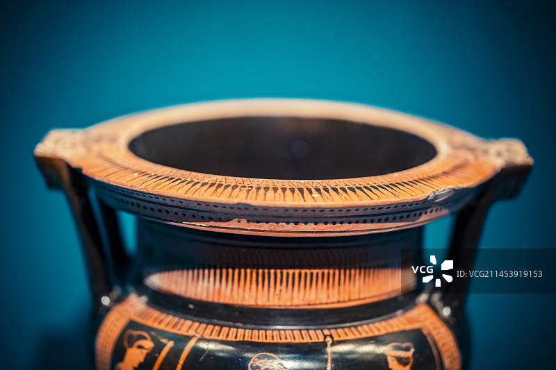 意大利里贝佐布林迪西博物馆阿提卡红绘柱耳调酒缸图片素材