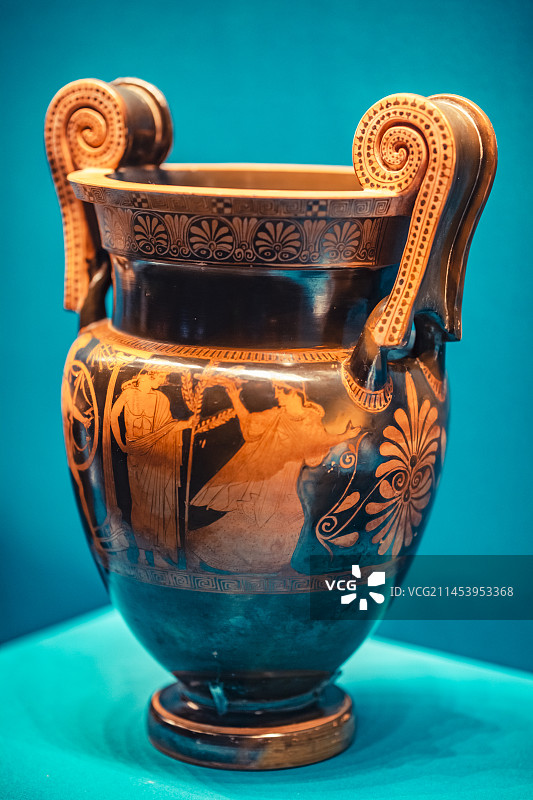 意大利巴里省红绘蜷耳调酒缸图片素材