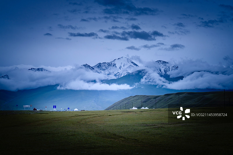 独库公路沿途的巴音布鲁克草原图片素材