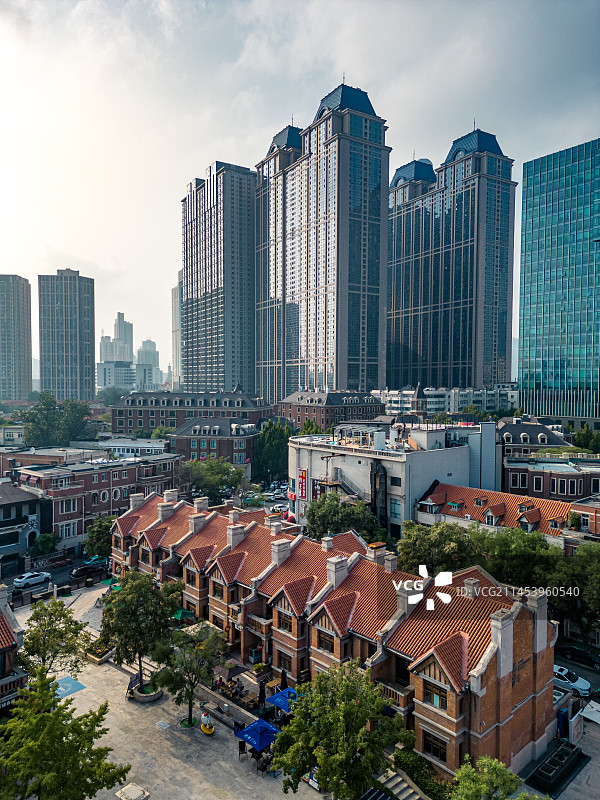 航拍天津市五大道文化旅游区与现代都市天际线图片素材