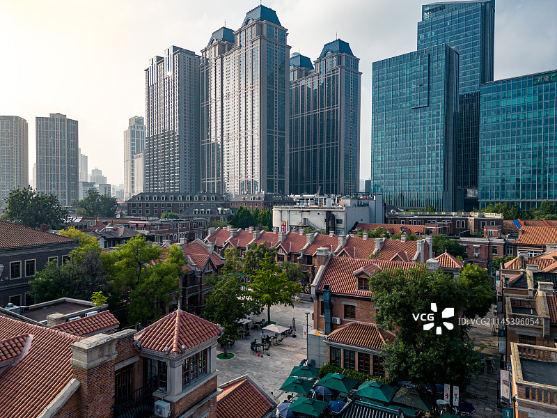 航拍天津市五大道文化旅游区与现代都市天际线图片素材