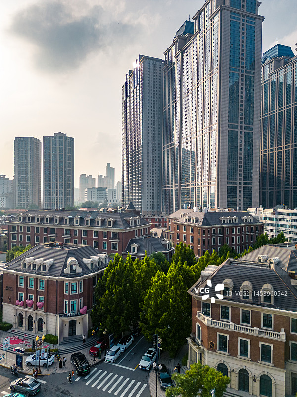 航拍天津市五大道文化旅游区与现代都市天际线图片素材