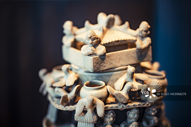 南京六朝博物馆南京下关狮子山出土西晋青瓷堆塑人物楼阙魂瓶图片素材