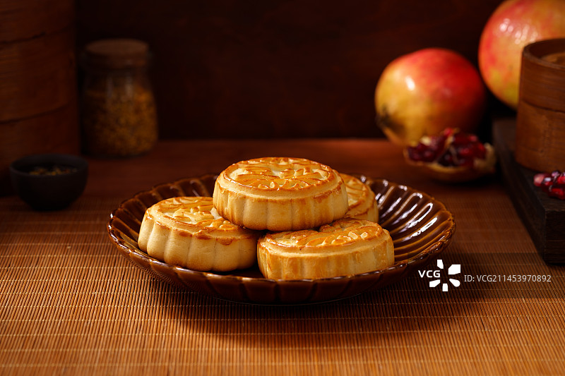 中秋节日特色美食豆沙月饼图片素材