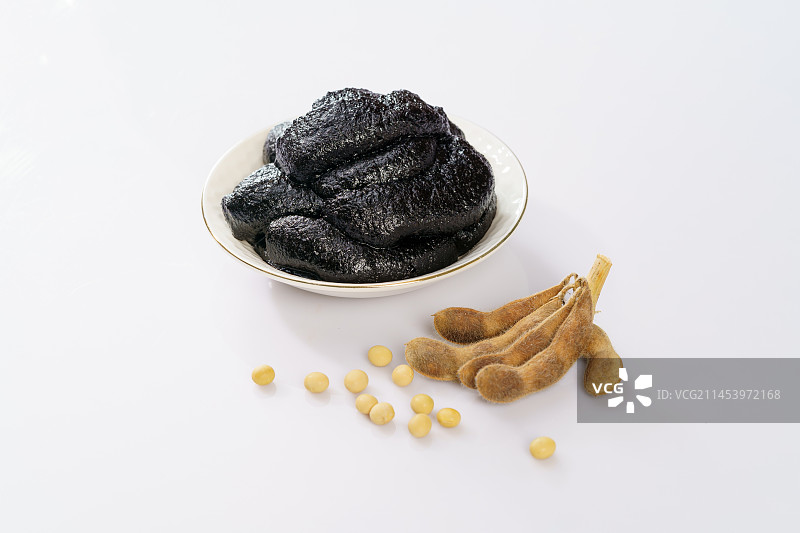 白色背景下的韩国春酱图片素材