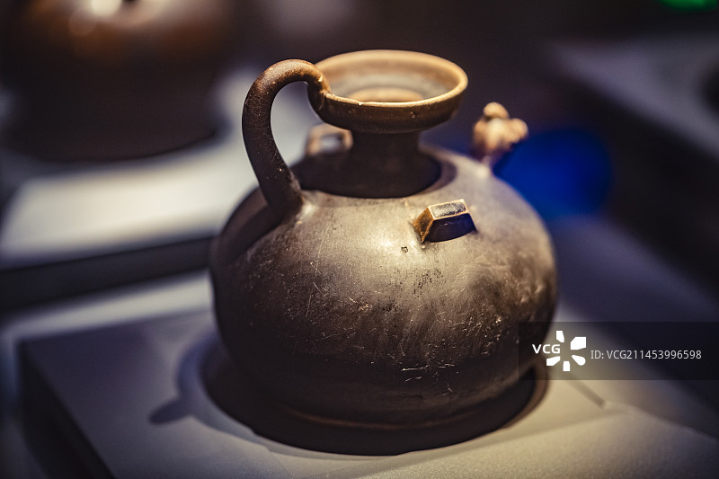 南京六朝博物馆南京光华门外石门坎杨庄出土东晋黑釉鸡首壶图片素材