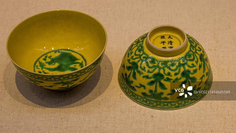清康熙黄地绿彩龙纹碗图片素材