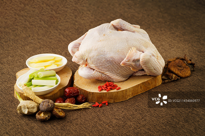 暗色复古背景下的小鸡炖蘑菇所需配料图片素材