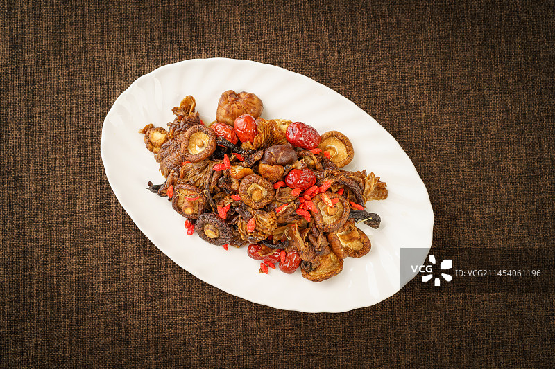 单色背景下放在白瓷盘内的多种水洗山货图片素材