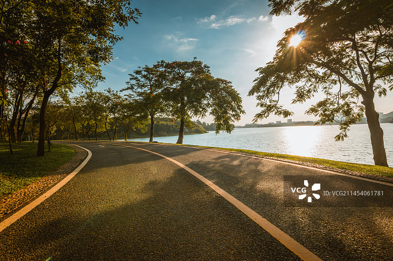 东莞松山湖湖边公路图片素材