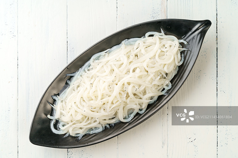 单色背景下的新鲜小银鱼图片素材