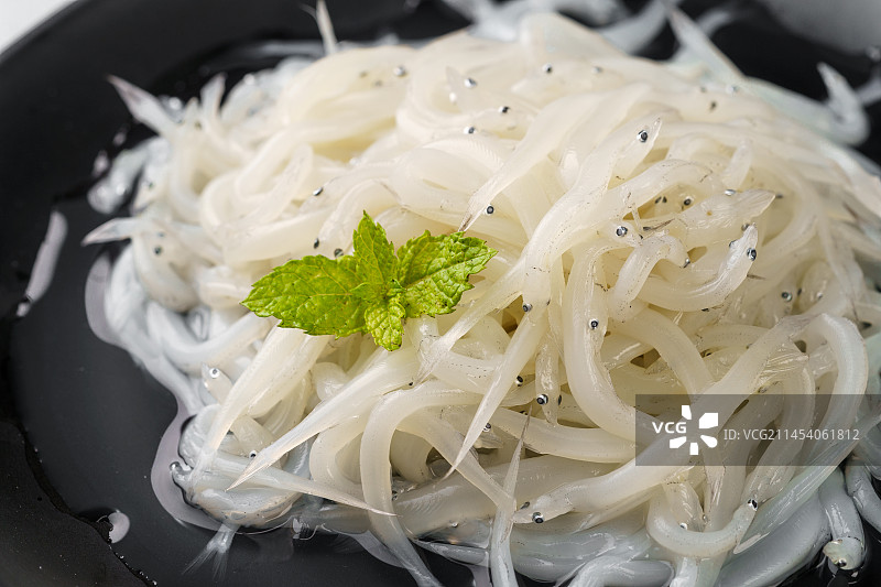 单色背景下的新鲜小银鱼图片素材