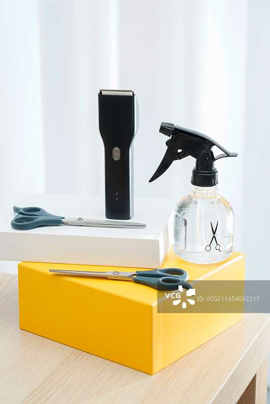 理发工具电动剃头推子和剪刀图片素材