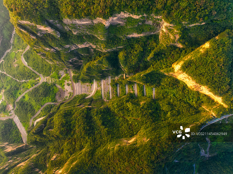 河南省焦作市云台山景区（叠彩洞）乌海线G207国道夏季航拍正上方视角图片素材