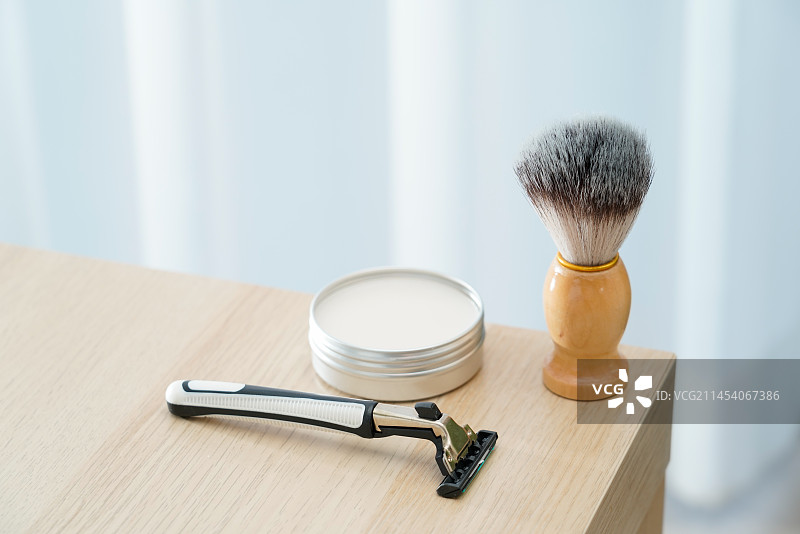 传统复古男士剃须刀和剃须皂以及胡刷图片素材
