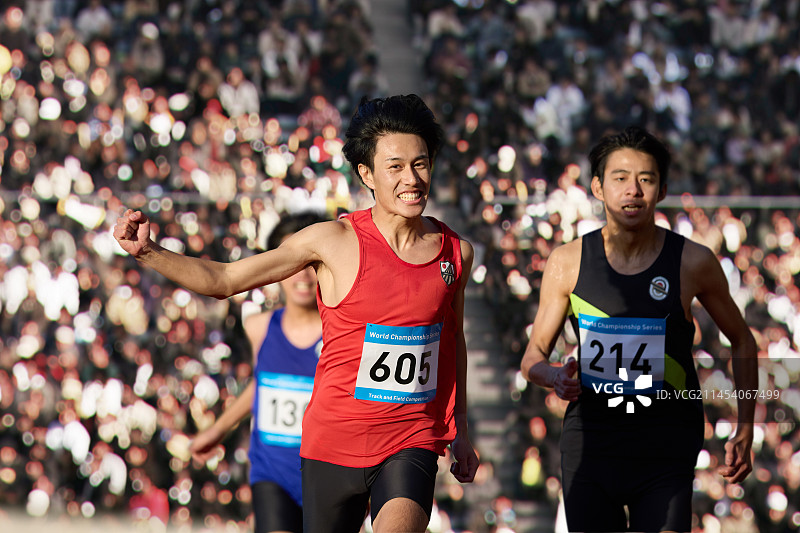 日本运动员在跑道上奔跑图片素材