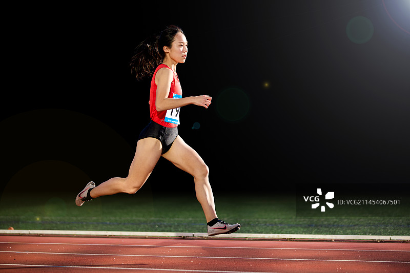 在跑道上奔跑的日本运动员图片素材