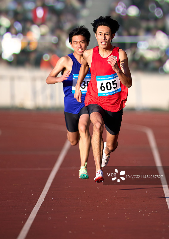 日本运动员在跑道上奔跑图片素材