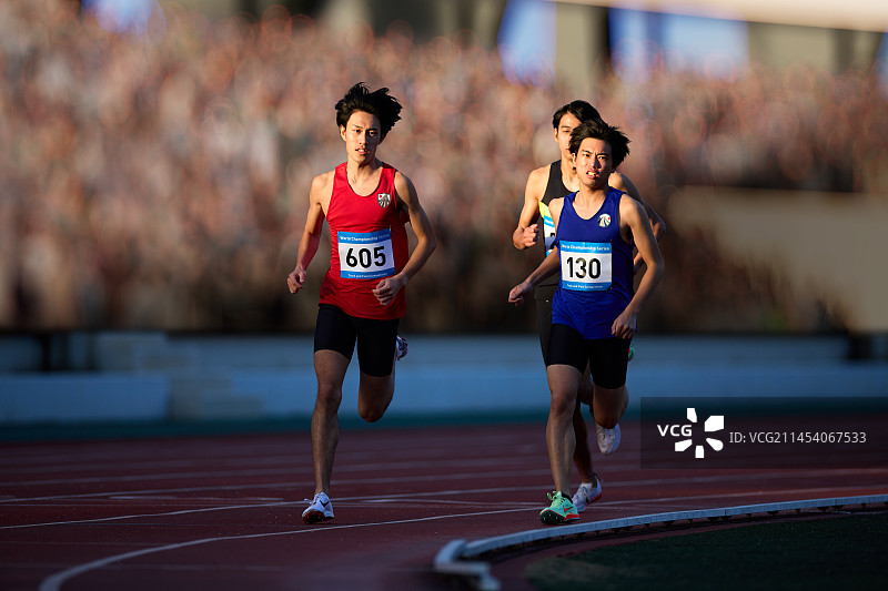 日本运动员在跑道上奔跑图片素材