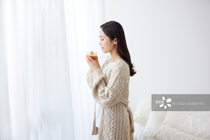 年轻日本女人在喝饮料图片素材