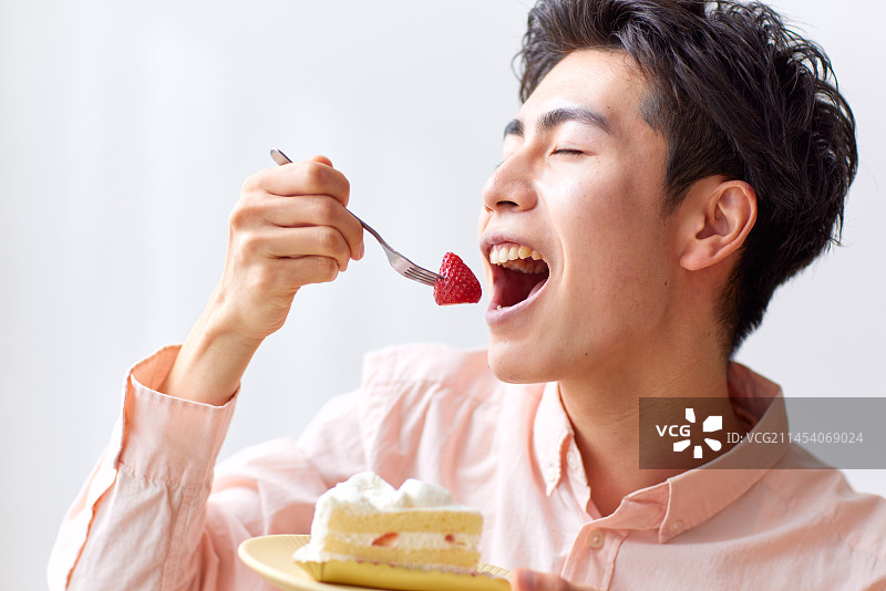 日本男人在家吃饭图片素材