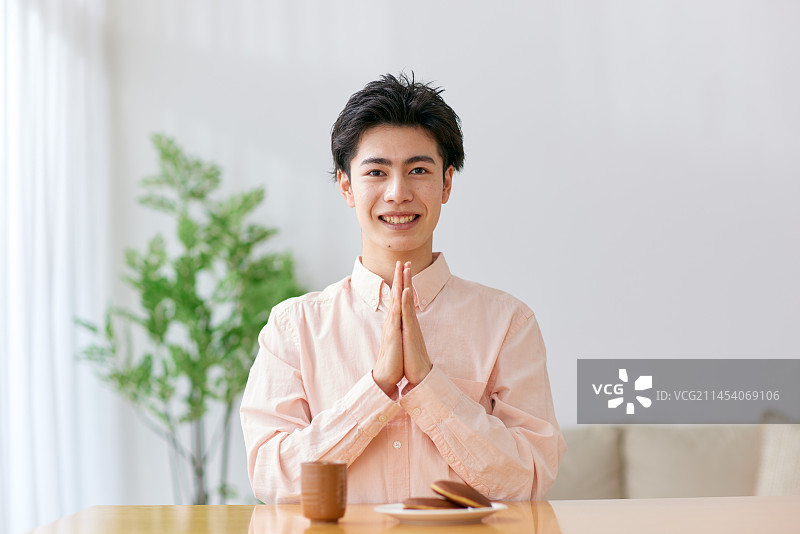 日本男人在家吃饭图片素材