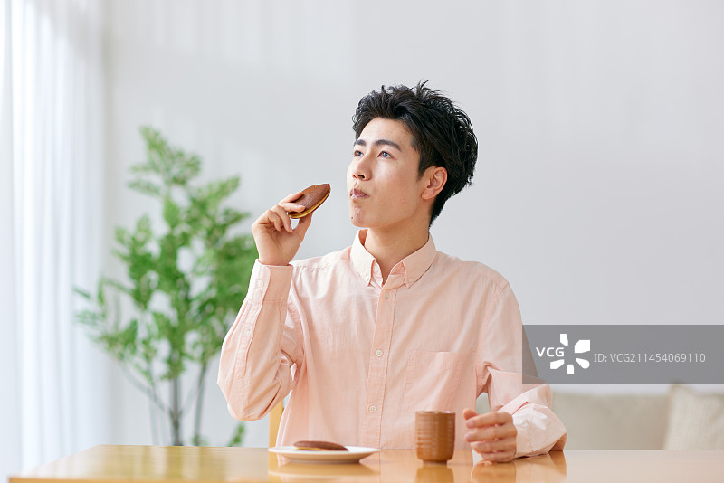 日本男人在家吃饭图片素材