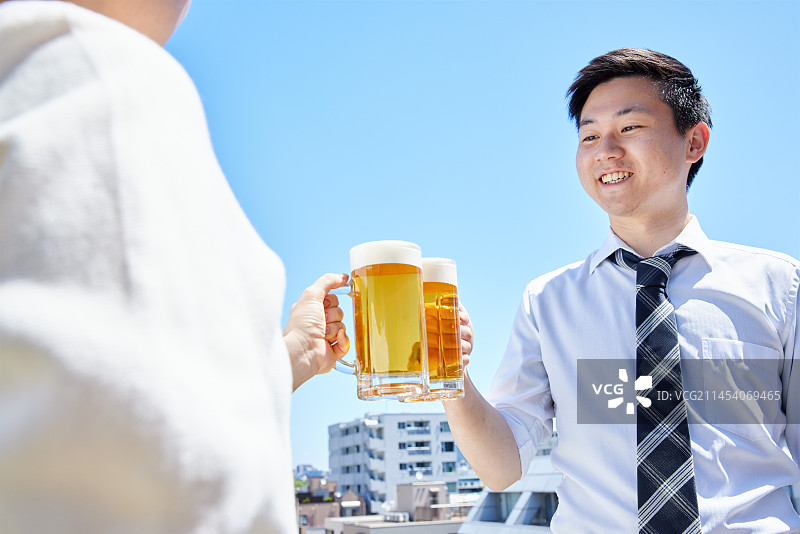 喝啤酒的日本人图片素材