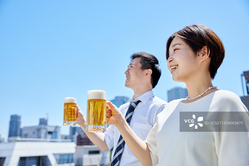 喝啤酒的日本人图片素材