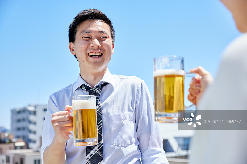 喝啤酒的日本人图片素材
